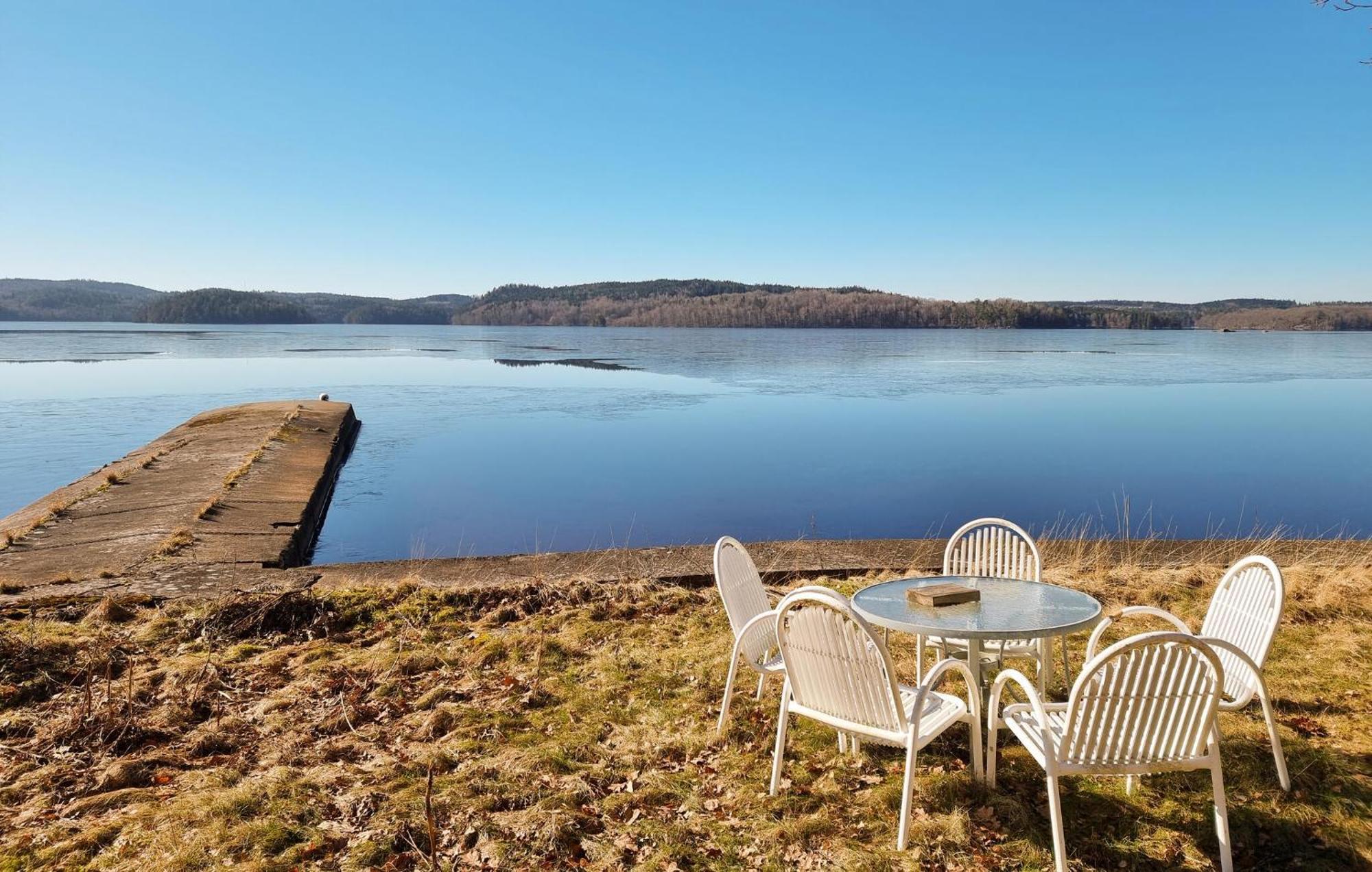 Lovely Home In Alingsas With Lake View Exteriör bild